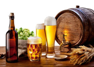 Quelle: Fotolia LLC (http://de.fotolia.com, © volff, Beer barrel with beer glasses on a woode...