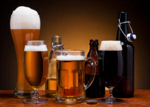 Quelle: Fotolia, www.xfoto.ro 2012, 42136658 - still life with different types of beer in glass and bottle