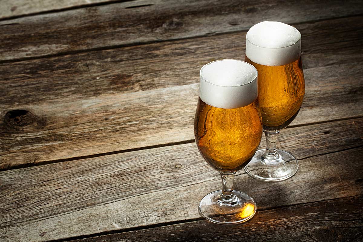 Quelle: Fotolia, Igor Klimov, "Two glass beer on wood background with copyspace", 46659361
