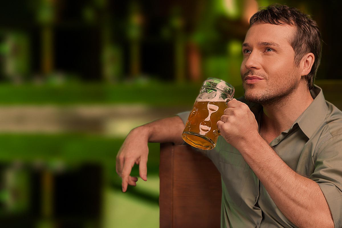 Quelle: Fotolia, BlueSkyImages, "Tasting a good beer. Portrait of thoughtful men drinking beer", 54264783