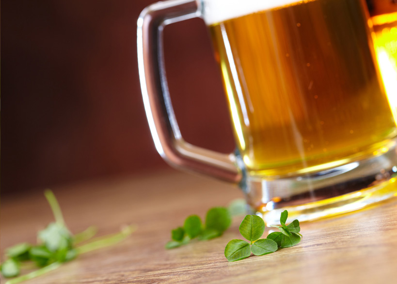 Quelle: Fotolia, fox17, “clover and beer”, 46774328