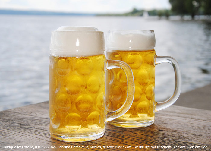 Bildquelle: Fotolia, #108227048, Sabrina Cercelovic, Kühles, frische Bier / Zwei Bierkrüge mit frischem Bier draußen am See